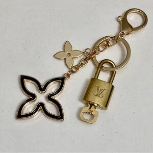 LOUIS VUITTON LOCK AND KEY 🔐 ON GOLD TONE KEYCHAIN #13-322